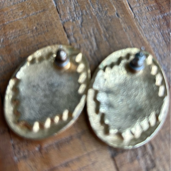 Vintage South West Style Post Earrings with black and gold relief - Picture 3 of 4